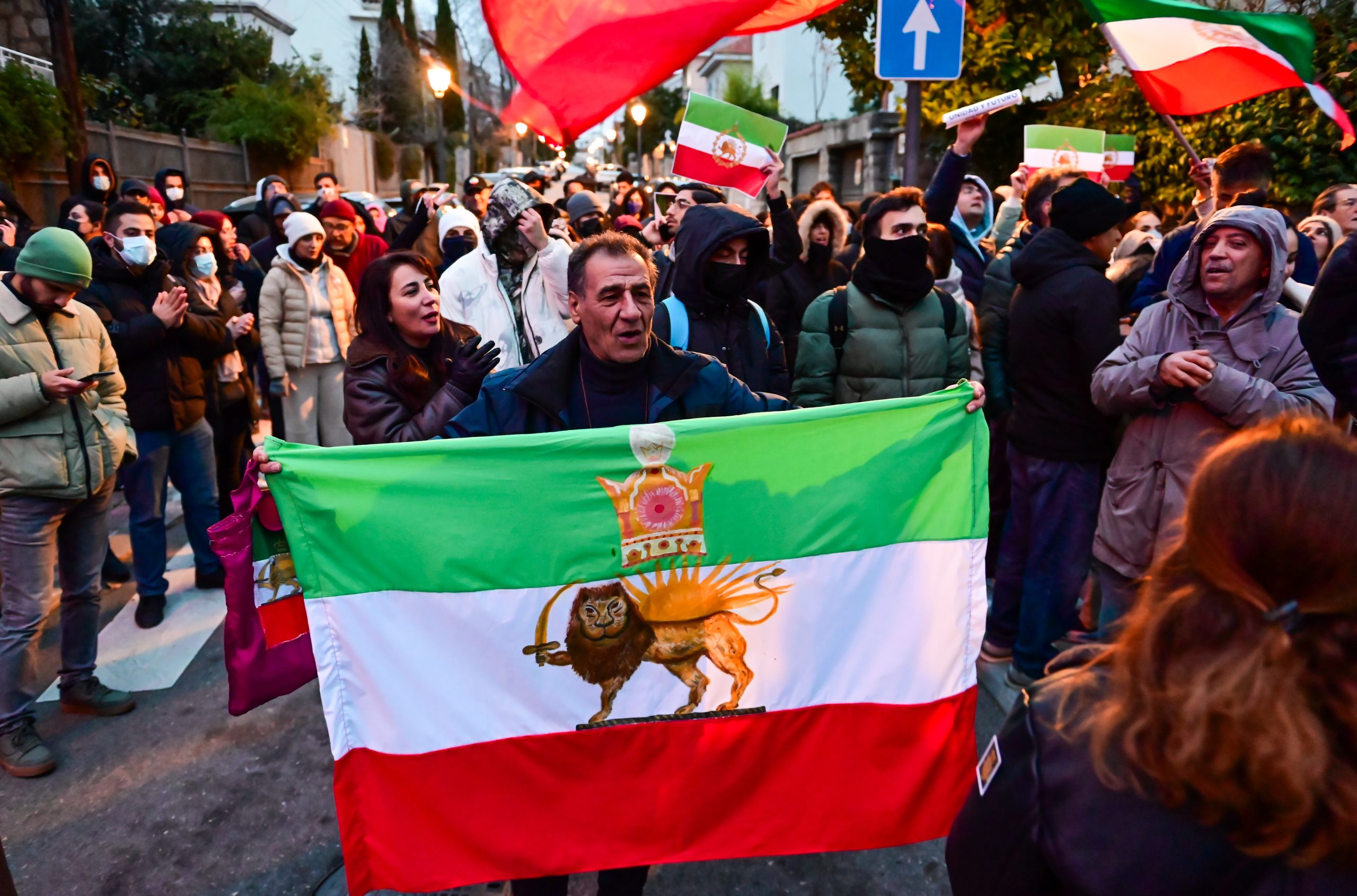 Μαζικές διαδηλώσεις στην Τεχεράνη και πολλές μεγάλες πόλεις του Ιράν – Πυροβολισμοί και δεκάδες νεκροί (video)