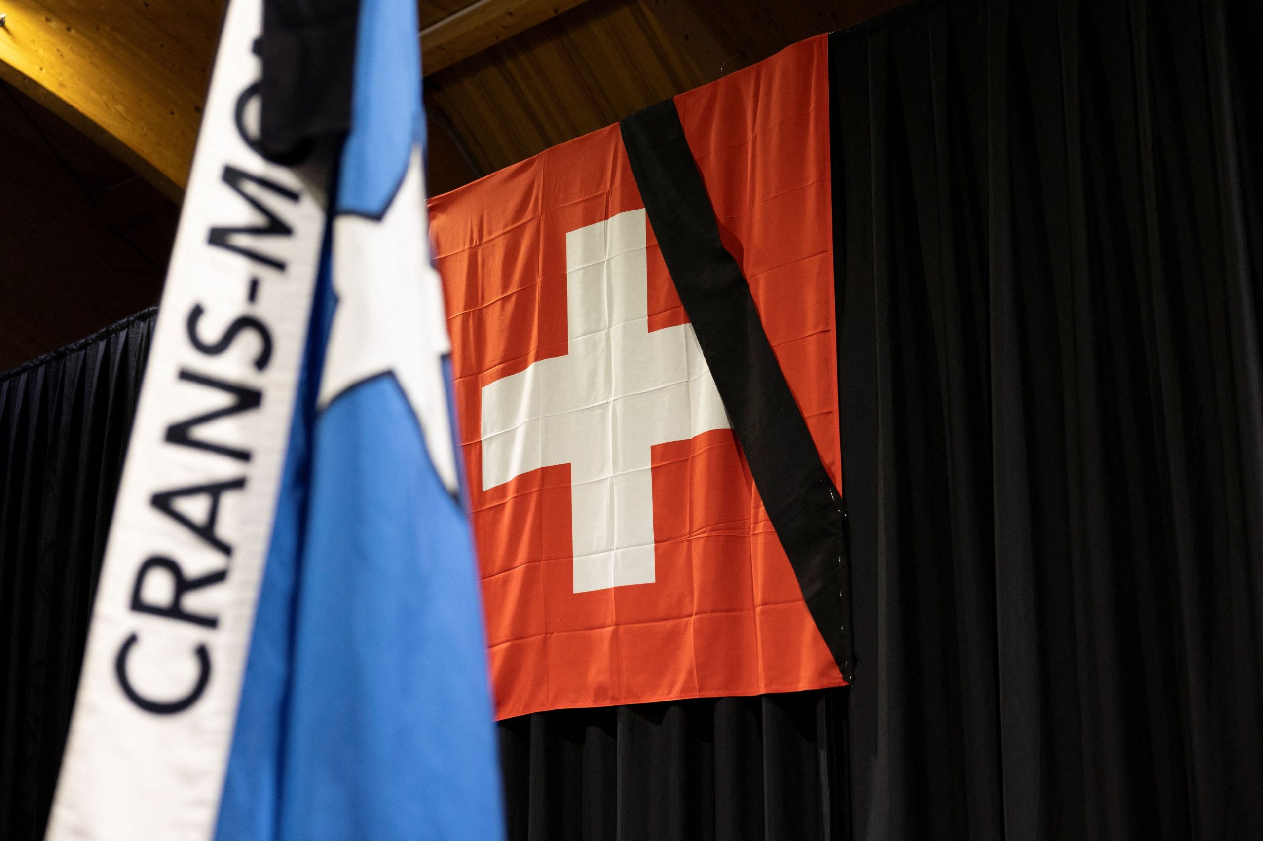 Κραν Μοντανά: Στις εισαγγελικές αρχές οι ιδιοκτήτες του μπαρ – Τελετή μνήμης σήμερα για τα θέματα