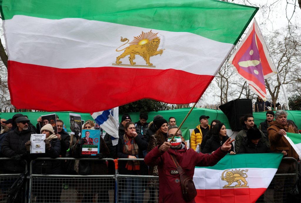 Στην κόψη του ξυραφιού: Οι ΗΠΑ εξετάζουν στρατιωτικά πλήγματα στο Ιράν – Η Τεχεράνη φωνάζει «θάνατος στην Αμερική»