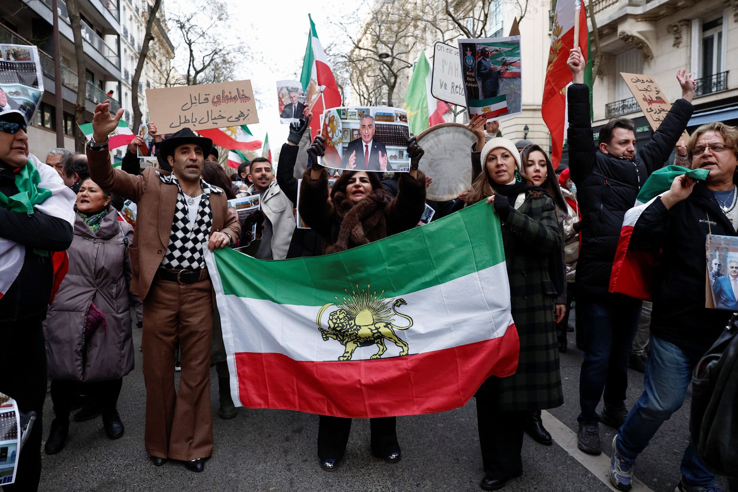 &Gamma;&iota;&alpha;&tau;ί &alpha;&upsilon;&tau;ή &eta; &phi;&omicron;&rho;ά &epsilon;ί&nu;&alpha;&iota; &delta;&iota;&alpha;&phi;&omicron;&rho;&epsilon;&tau;&iota;&kappa;ή &gamma;&iota;&alpha; &tau;&omicron; &Iota;&rho;ά&nu;