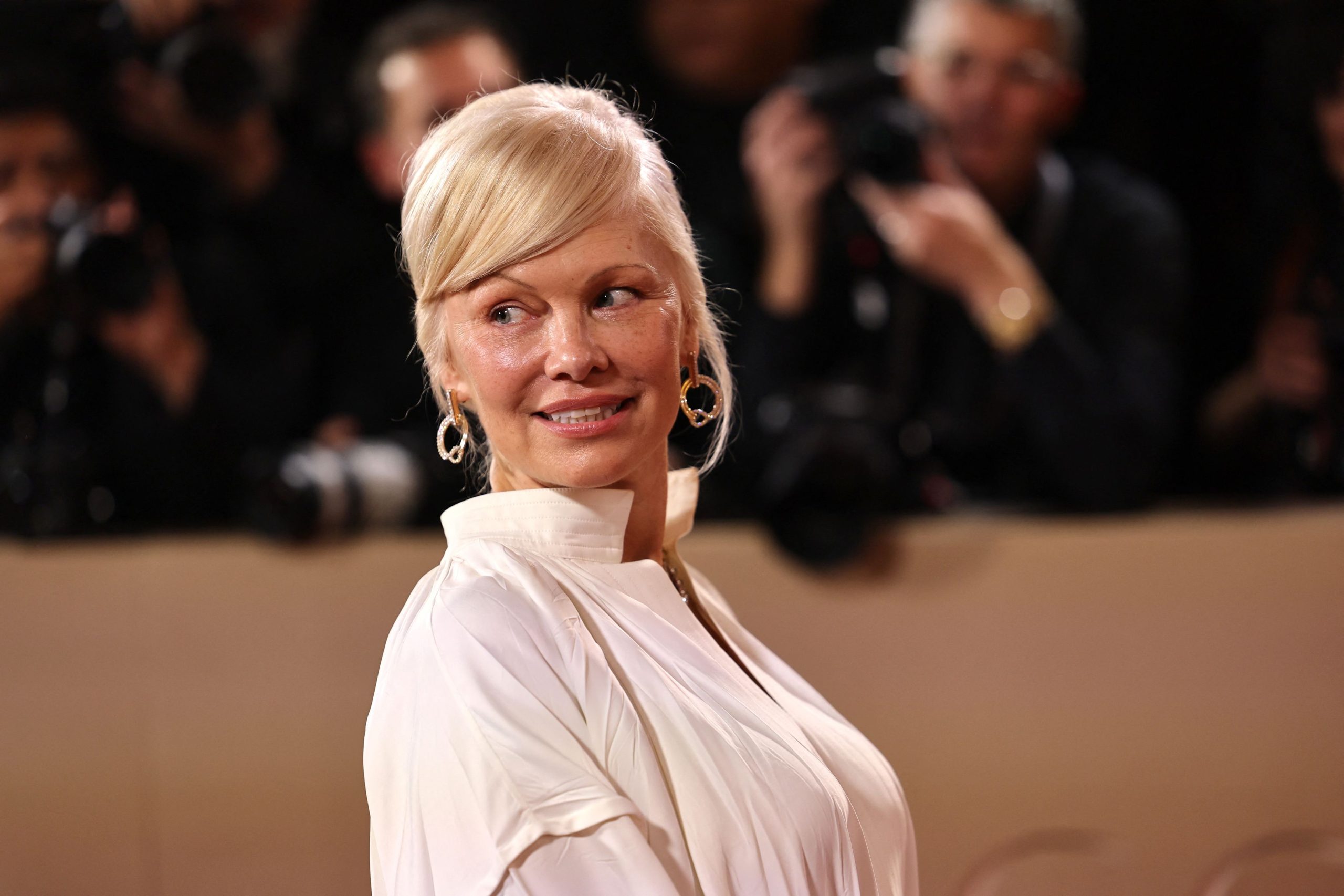 &Eta; &Pi;ά&mu;&epsilon;&lambda;&alpha; Ά&nu;&tau;&epsilon;&rho;&sigma;&omicron;&nu; &kappa;&alpha;&iota; &omicron; &Mu;&pi;ί&lambda;&iota; &Mu;&pi;&omicron;&mu;&pi; &Theta;ό&rho;&nu;&tau;&omicron;&nu; &sigma;&upsilon;&mu;&pi;&rho;&omega;&tau;&alpha;&gamma;&omega;&nu;&iota;&sigma;&tau;&omicron;ύ&nu; &sigma;&tau;&eta; &nu;έ&alpha; &tau;&alpha;&iota;&nu;ί&alpha; &laquo;Somedays&raquo;