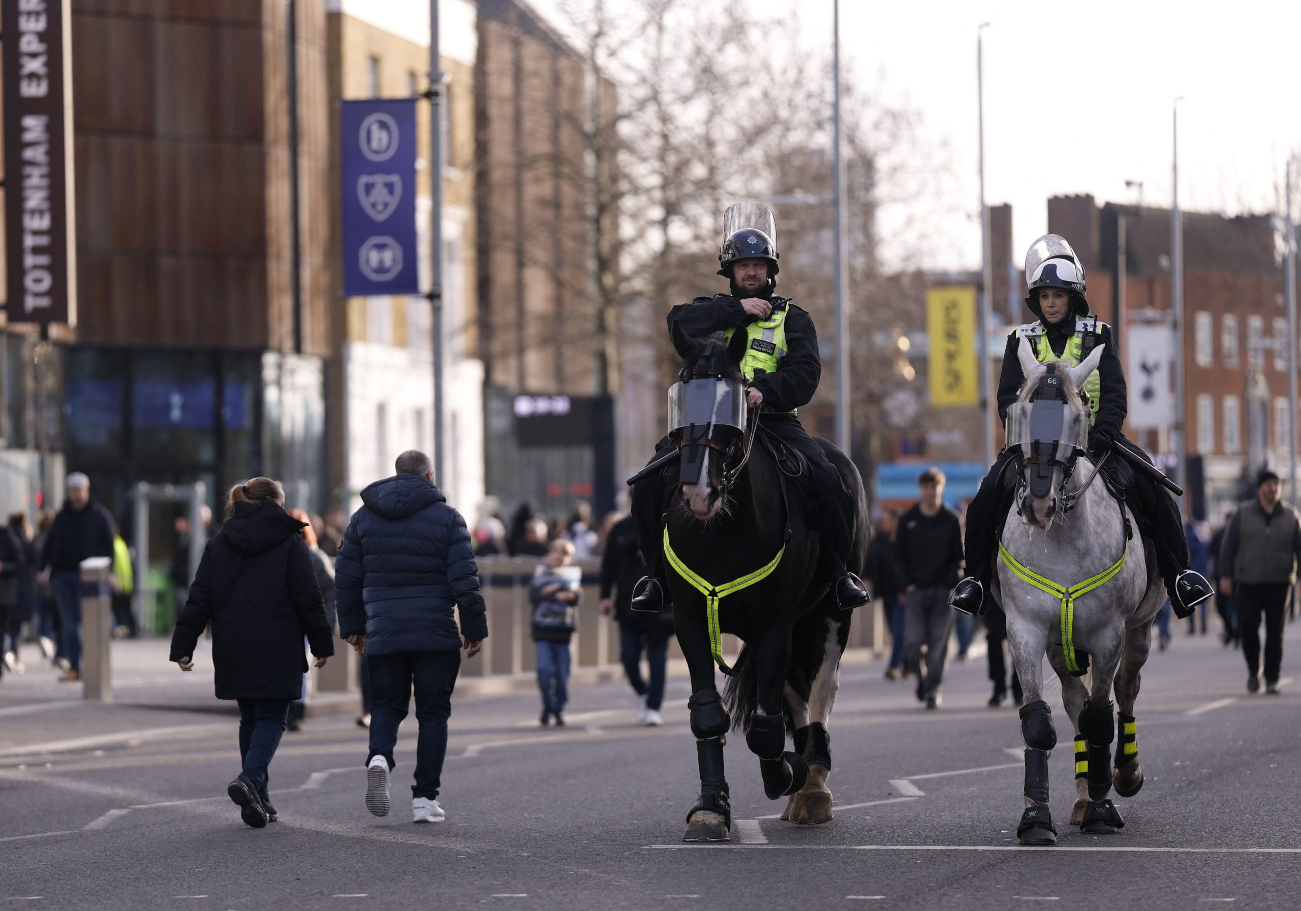 &Beta;&rho;&epsilon;&tau;&alpha;&nu;ί&alpha;: &Alpha;&phi;&gamma;&alpha;&nu;&omicron;ί ά&rho;&pi;&alpha;&xi;&alpha;&nu; 12&chi;&rho;&omicron;&nu;&eta; &alpha;&pi;ό &pi;&alpha;&iota;&delta;&iota;&kappa;ή &chi;&alpha;&rho;ά &kappa;&alpha;&iota; &tau;&eta; &beta;ί&alpha;&sigma;&alpha;&nu; &ndash; &Omicron; &delta;&rho;ά&sigma;&tau;&eta;&sigmaf; &gamma;έ&lambda;&alpha;&gamma;&epsilon; &kappa;&alpha;&iota; &tau;&rho;&alpha;&beta;&omicron;ύ&sigma;&epsilon; &phi;&omega;&tau;&omicron;&gamma;&rho;&alpha;&phi;ί&epsilon;&sigmaf;