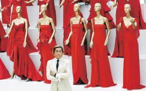 Οι σταρ λένε το τελευταίο αντίο στον Valentino, τον θρύλο της παγκόσμιας μόδας