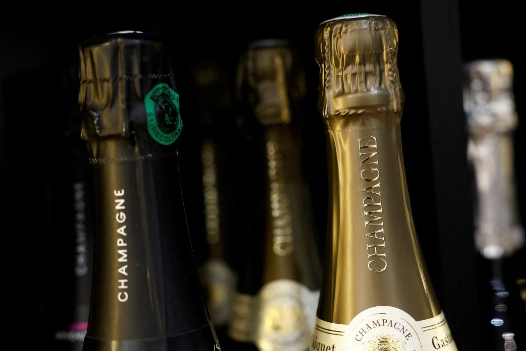 Γαλλία: Απαράδεκτες οι απειλές Τραμπ περί επιβολής δασμών 200% σε γαλλικά κρασιά και σαμπάνιες