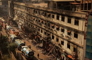 Καράτσι: Φονική πυρκαγιά σε εμπορικό κέντρο – Αγνοούνται 63, δραματικές επιχειρήσεις διάσωσης