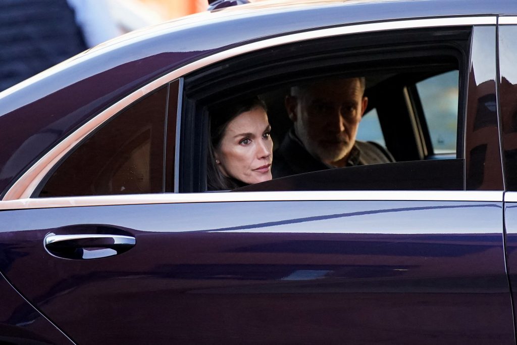 Σιδηροδρομικό δυστύχημα στην Ισπανία: Στο σημείο της τραγωδίας το βασιλικό ζεύγος – Aποκλείεται το ενδεχόμενο δολιοφθοράς