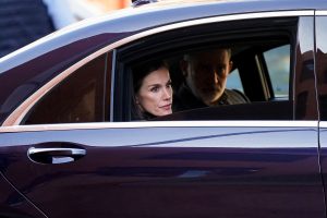 Σιδηροδρομικό δυστύχημα στην Ισπανία: Στο σημείο της τραγωδίας το βασιλικό ζεύγος – Aποκλείεται το ενδεχόμενο δολιοφθοράς