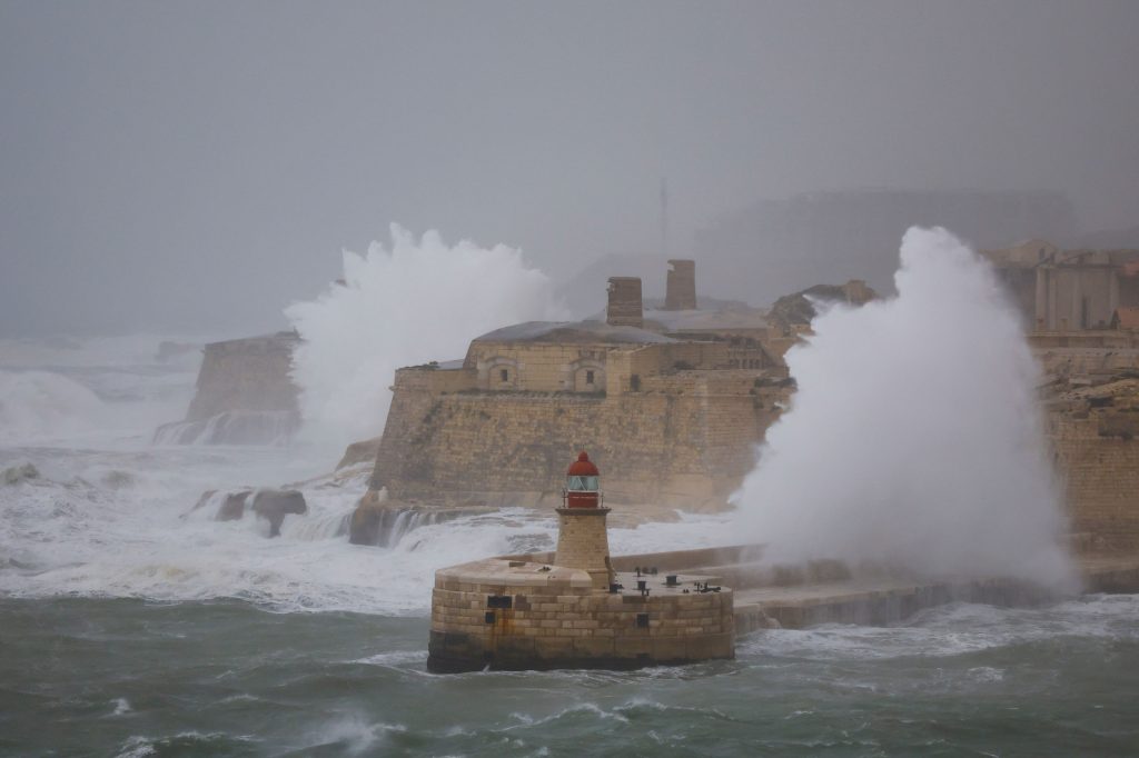 Σαρωτικό το πέρασμα της καταιγίδας «Χάρι» από τη Μάλτα – Θεόρατα κύματα και θυελλώδεις άνεμοι