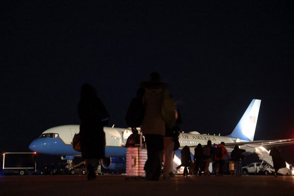 Το προεδρικό αεροσκάφος του Τραμπ επέστρεψε λόγω ηλεκτρικού προβλήματος