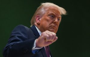 Ο Ντόναλντ Τραμπ απειλεί με αντίποινα τις ευρωπαϊκές χώρες που θα πουλήσουν αμερικανικά ομόλογα