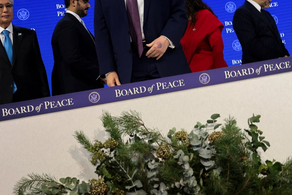 Νταβός: Ερωτήματα για τη νέα μελανιά στο χέρι του Τραμπ – Η εξήγηση που έδωσε