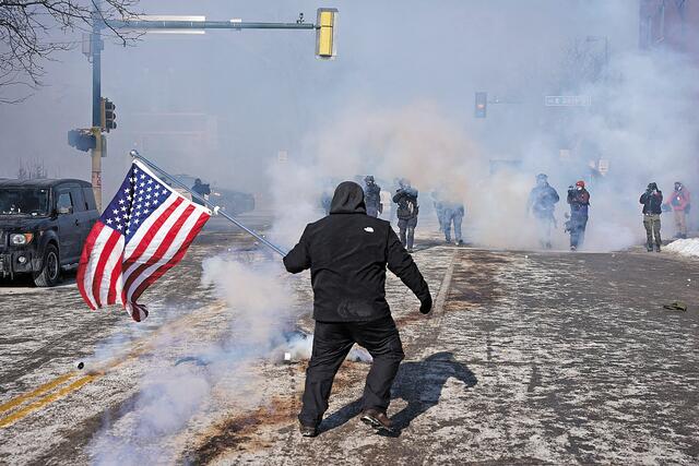 Μινεάπολη: Ο Τραμπ υψώνει τους τόνους, δύο αστυνομικοί τέθηκαν σε διαθεσιμότητα – Πολιτική κρίση και πιθανό shutdown