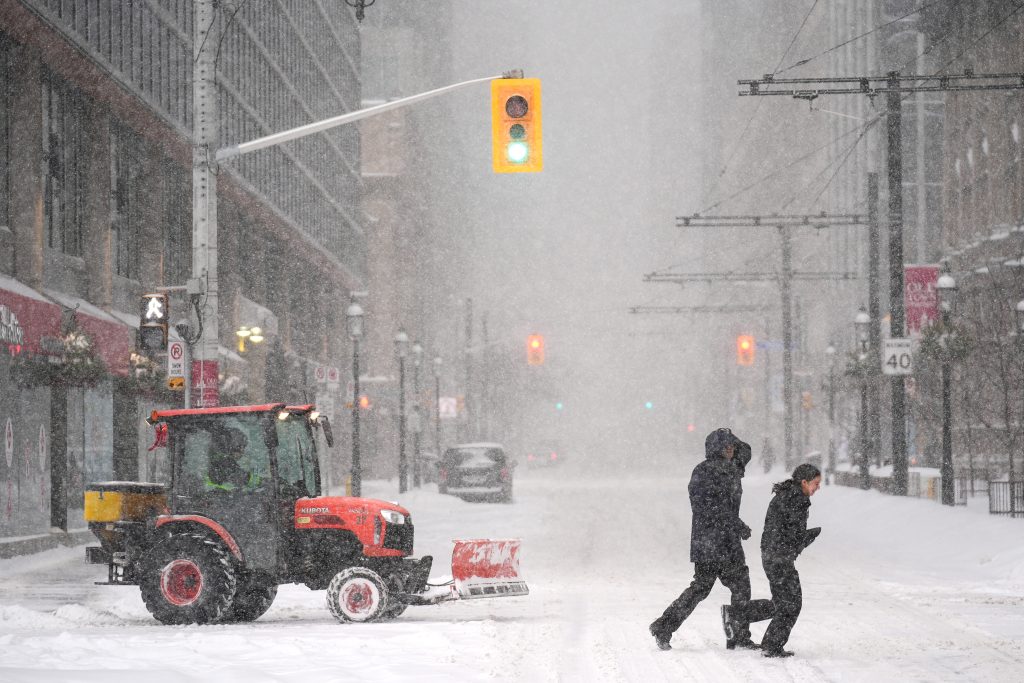 Θανάσιμο ψύχος και χαοτικές εικόνες – Δέκα νεκροί και εκατομμύρια χωρίς ρεύμα από τη χειμερινή καταιγίδα στις ΗΠΑ