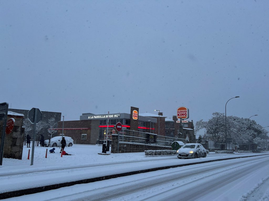 Δύο νεκροί από πλημμύρες στην Πορτογαλία – Ένας θάνατος από την καταιγίδα Kristin στην Ισπανία, χιονίζει στη Μαδρίτη