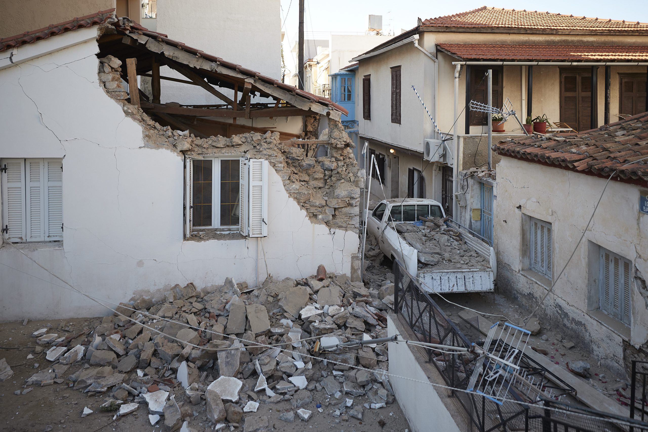 &Tau;&rho;&omicron;&mu;ά&zeta;&epsilon;&iota; &eta; &sigma;&epsilon;&iota;&sigma;&mu;&iota;&kappa;ή &eta;&sigma;&upsilon;&chi;ί&alpha; &sigma;&tau;&eta;&nu; &Epsilon;&lambda;&lambda;ά&delta;&alpha;: &Pi;&omicron;&iota;&epsilon;&sigmaf; &pi;&epsilon;&rho;&iota;&omicron;&chi;έ&sigmaf; &beta;&rho;ί&sigma;&kappa;&omicron;&nu;&tau;&alpha;&iota; &sigma;&tau;&omicron; &laquo;&kappa;ό&kappa;&kappa;&iota;&nu;&omicron;&raquo;