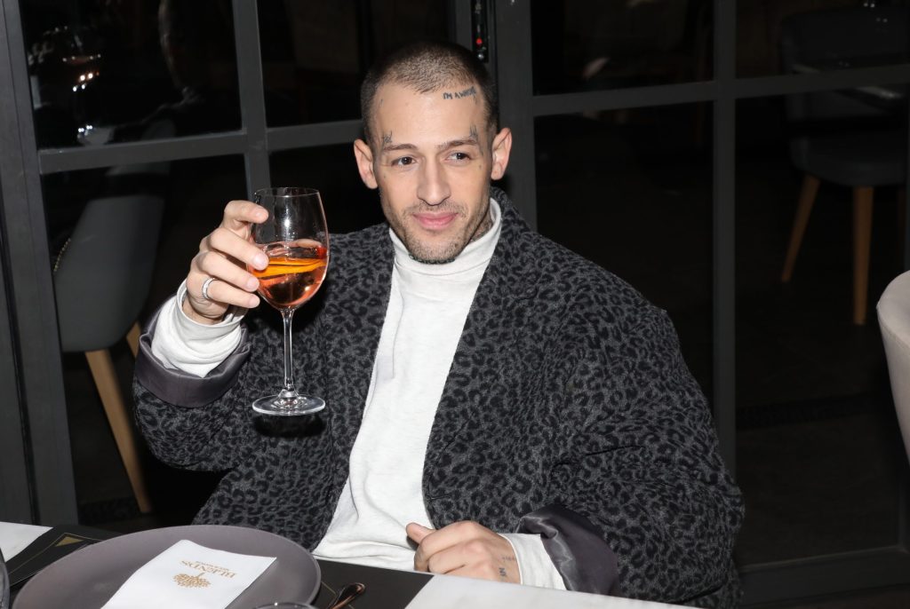 «Δεν είμαι γκέι, είμαι ένας στρέιτ ομοφυλόφιλος»: Σάλος με τις δηλώσεις του Τάσου Ξιαρχό