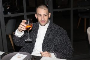 «Δεν είμαι γκέι, είμαι ένας στρέιτ ομοφυλόφιλος»: Σάλος με τις δηλώσεις του Τάσου Ξιαρχό