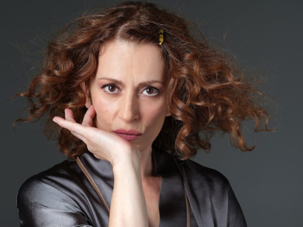 Στέλα Φυρογένη: Η δωρική δύναμη πίσω από το βλέμμα της «Χάιδως» στη «Γη της ελιάς»