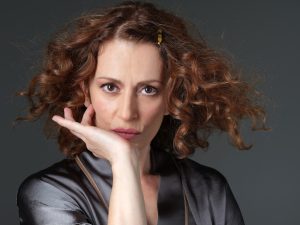 Στέλα Φυρογένη: Η δωρική δύναμη πίσω από το βλέμμα της «Χάιδως» στη «Γη της ελιάς»