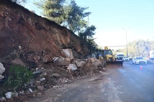 Μέγαρα: Διακοπή κυκλοφορίας στην Παλαιά Εθνική Οδό λόγω κατολίσθησης