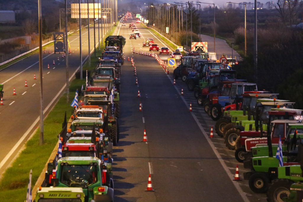 Οι αγρότες της Θήβας στο προσκήνιο – Σχεδιάζουν αποκλεισμό της Εθνικής οδού από τις 14:00 αύριο