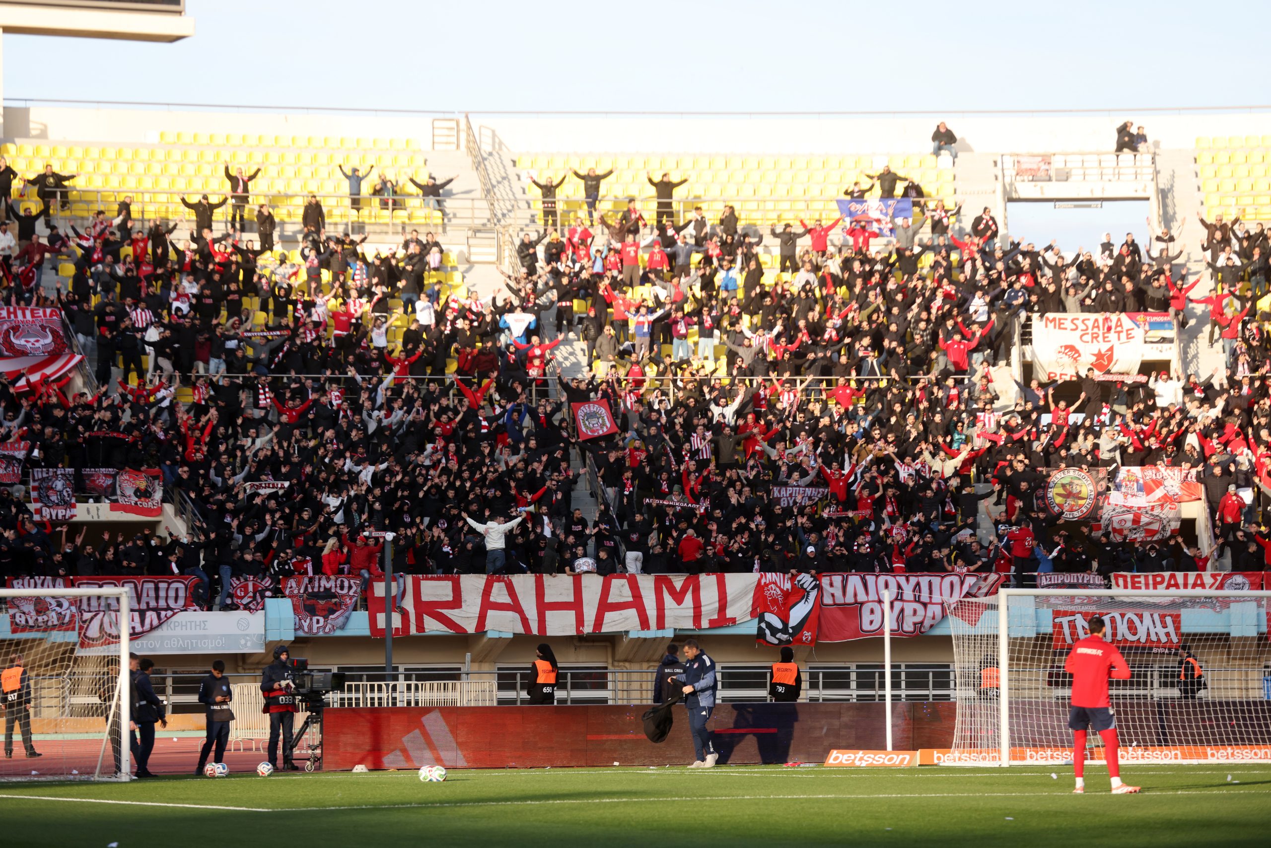 &Omicron;&lambda;&upsilon;&mu;&pi;&iota;&alpha;&kappa;ό&sigmaf; &ndash; &Omicron;&Phi;&Eta;: &Delta;&upsilon;&nu;&alpha;&mu;&iota;&kappa;ή &pi;&alpha;&rho;&omicron;&upsilon;&sigma;ί&alpha; &alpha;&pi;ό &tau;&omicron;&upsilon;&sigmaf; 7.000 &omicron;&pi;&alpha;&delta;&omicron;ύ&sigmaf; &tau;&omega;&nu; &Pi;&epsilon;&iota;&rho;&alpha;&iota;&omega;&tau;ώ&nu; &sigma;&tau;&omicron; &Pi;&alpha;&gamma;&kappa;&rho;ή&tau;&iota;&omicron; (vid+pics)