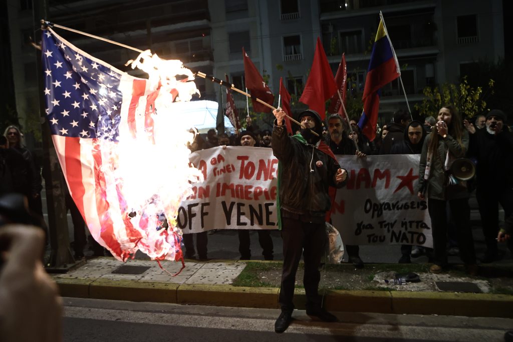 Συγκέντρωση έξω από την πρεσβεία των ΗΠΑ για τη Βενεζουέλα – Έκαψαν αμερικανικές σημαίες