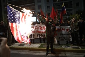 Συγκέντρωση έξω από την πρεσβεία των ΗΠΑ για τη Βενεζουέλα – Έκαψαν αμερικανικές σημαίες
