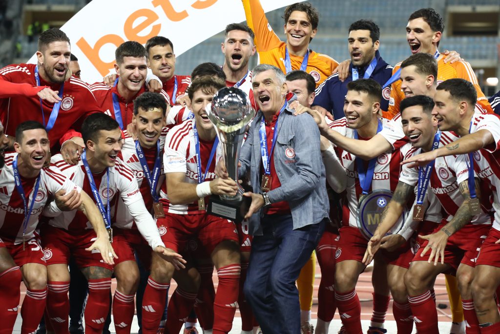 Η απονομή του τροπαίου και οι πανηγυρισμοί των ποδοσφαιριστών μετά τη νίκη κόντρα στον ΟΦΗ (vid)