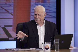 Γιώργος Παπαδάκης: Θλίψη για τον θάνατο του εμβληματικού δημοσιογράφου – Η ζωή και η πορεία του