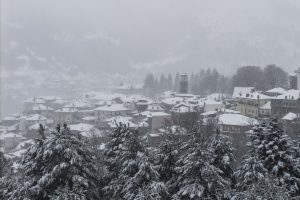 Στον πάγο η χώρα: Χιόνια και θερμοκρασίες κάτω από το μηδέν – Τι θα γίνει στην Αττική
