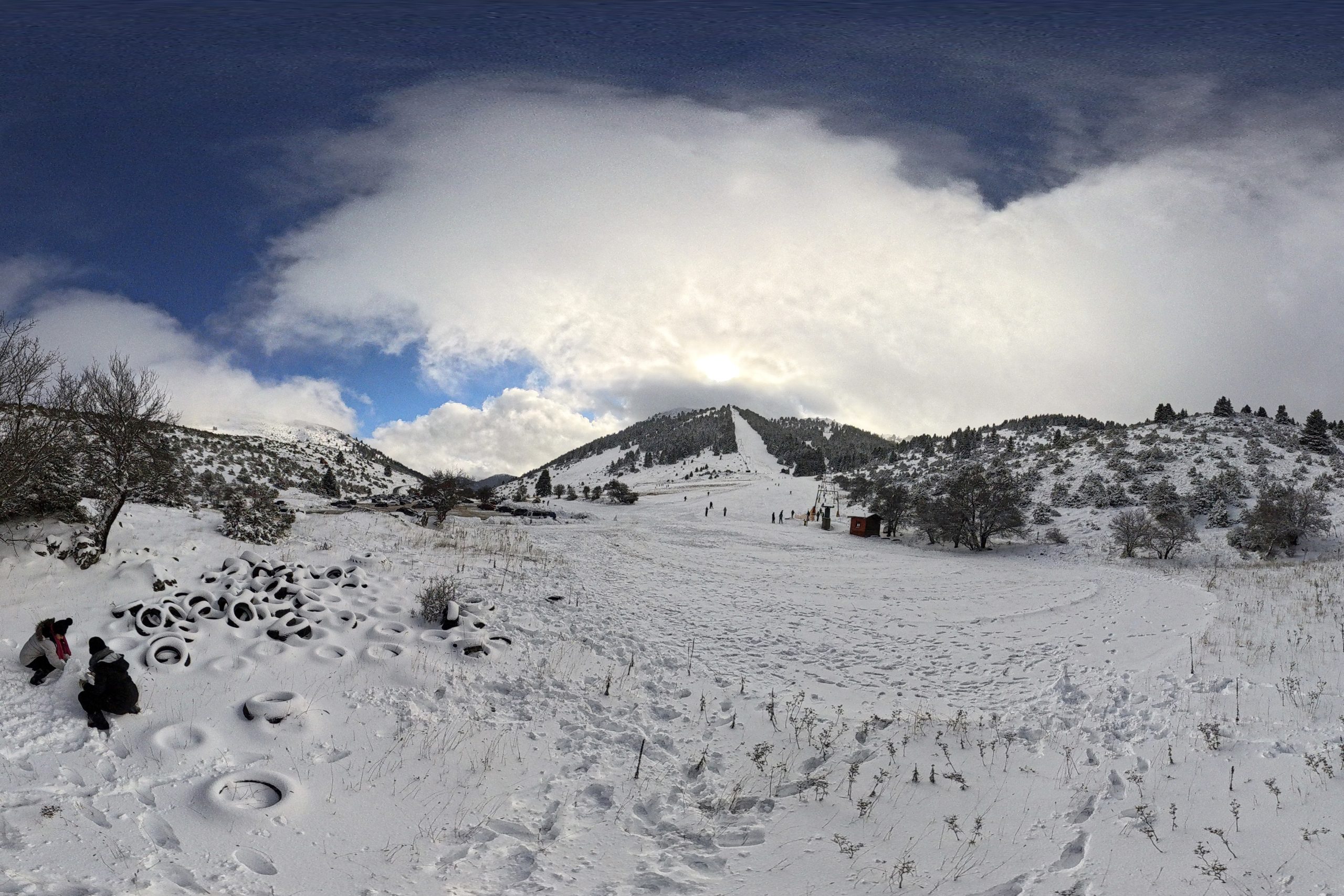 &Kappa;&alpha;&iota;&rho;ό&sigmaf;: Έ&rho;&chi;&epsilon;&tau;&alpha;&iota; &beta;&alpha;&rho;&upsilon;&chi;&epsilon;&iota;&mu;&omega;&nu;&iota;ά &mu;&epsilon; &chi;&iota;ό&nu;&iota;&alpha; &kappa;&alpha;&iota; &theta;&upsilon;&epsilon;&lambda;&lambda;ώ&delta;&epsilon;&iota;&sigmaf; &alpha;&nu;έ&mu;&omicron;&upsilon;&sigmaf; &ndash; To &pi;&alpha;&rho;ά&delta;&omicron;&xi;&omicron; &phi;&alpha;&iota;&nu;ό&mu;&epsilon;&nu;&omicron; &sigma;&tau;&omicron;&nu; Ό&lambda;&upsilon;&mu;&pi;&omicron;