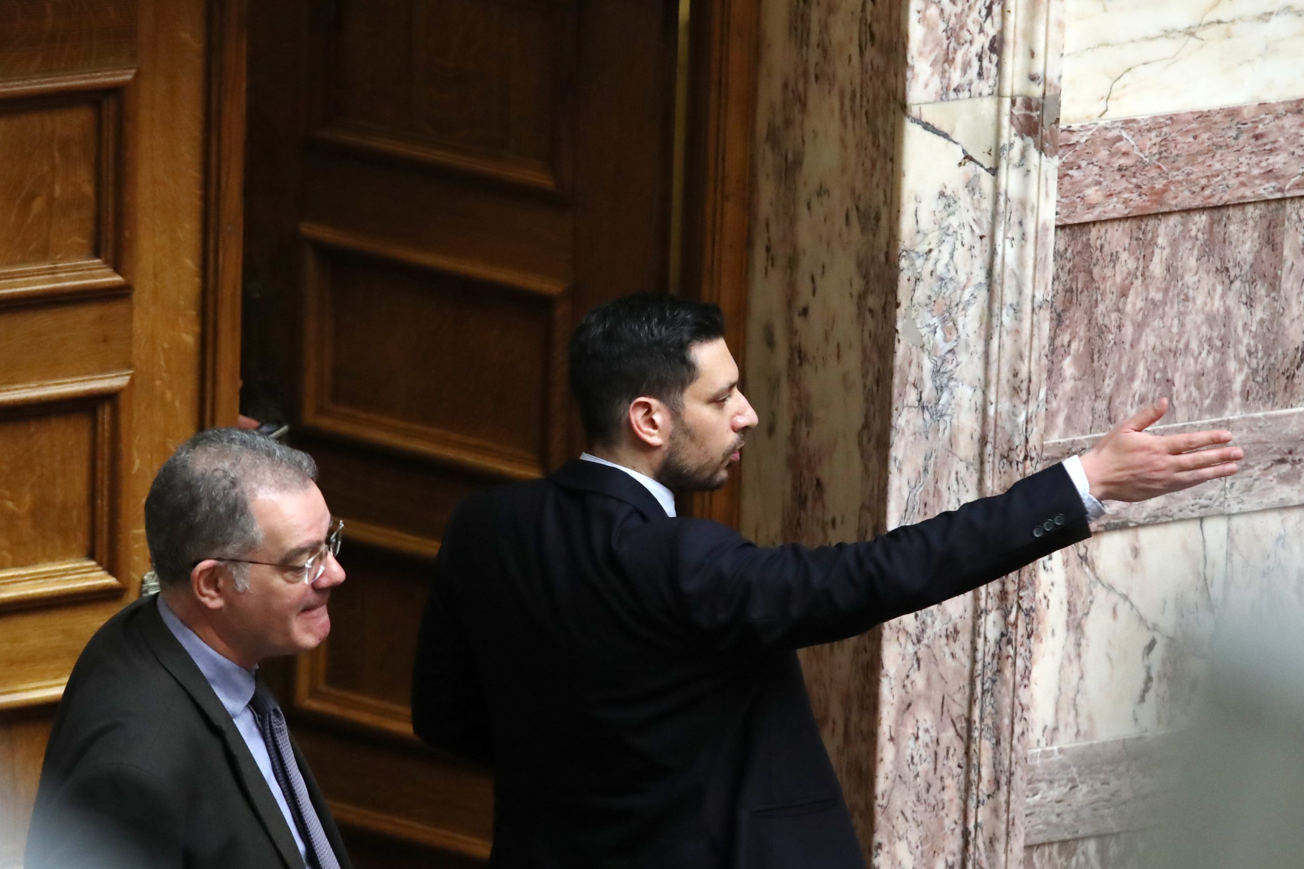 &Beta;&omicron;&upsilon;&lambda;ή: &Sigma;&epsilon;&xi;&iota;&sigma;&tau;&iota;&kappa;ή &epsilon;&pi;ί&theta;&epsilon;&sigma;&eta; &Kappa;&upsilon;&rho;&alpha;&nu;ά&kappa;&eta; &sigma;&epsilon; &Pi;έ&rho;&kappa;&alpha; &ndash; &laquo;&Epsilon;&delta;ώ &delta;&epsilon;&nu; &epsilon;ί&nu;&alpha;&iota; &eta; &kappa;&omicron;&upsilon;&zeta;ί&nu;&alpha; &sigma;&alpha;&sigmaf;&raquo;