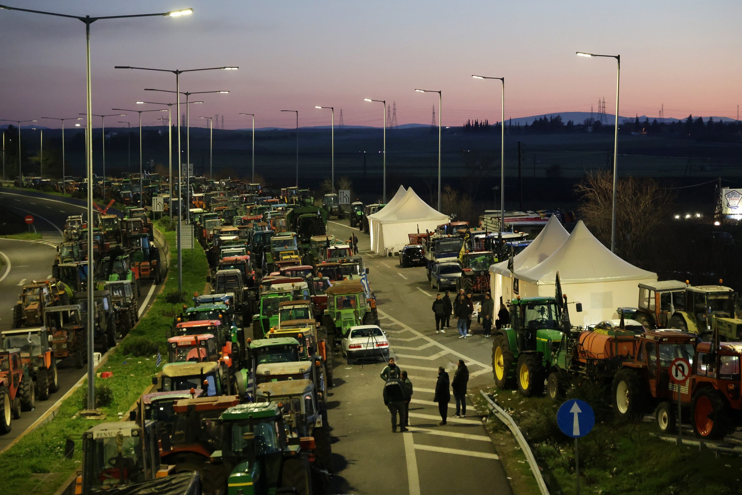&Alpha;&gamma;&rho;ό&tau;&epsilon;&sigmaf; &sigma;&tau;&omicron; &Mu;έ&gamma;&alpha;&rho;&omicron; &Mu;&alpha;&xi;ί&mu;&omicron;&upsilon;: &Tau;&iota; &zeta;&eta;&tau;&omicron;ύ&nu; &kappa;&alpha;&iota; &pi;&omicron;&iota;&epsilon;&sigmaf; &omicron;&iota; &laquo;&kappa;ό&kappa;&kappa;&iota;&nu;&epsilon;&sigmaf; &gamma;&rho;&alpha;&mu;&mu;έ&sigmaf;&raquo; &tau;&eta;&sigmaf; &kappa;&upsilon;&beta;έ&rho;&nu;&eta;&sigma;&eta;&sigmaf;