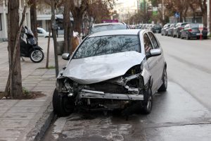 Θεσσαλονίκη: «Ήταν η κακιά στιγμή, κόλλησε το γκάζι» – Τι υποστηρίζει η μητέρα της οδηγού που χτύπησε σταθμευμένα οχήματα