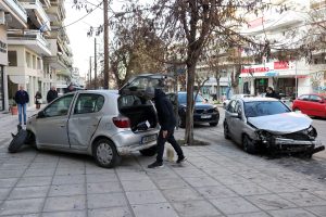 Θεσσαλονίκη: Στο αυτόφωρο η μεθυσμένη 24χρονη που χτύπησε 15 σταθμευμένα οχήματα