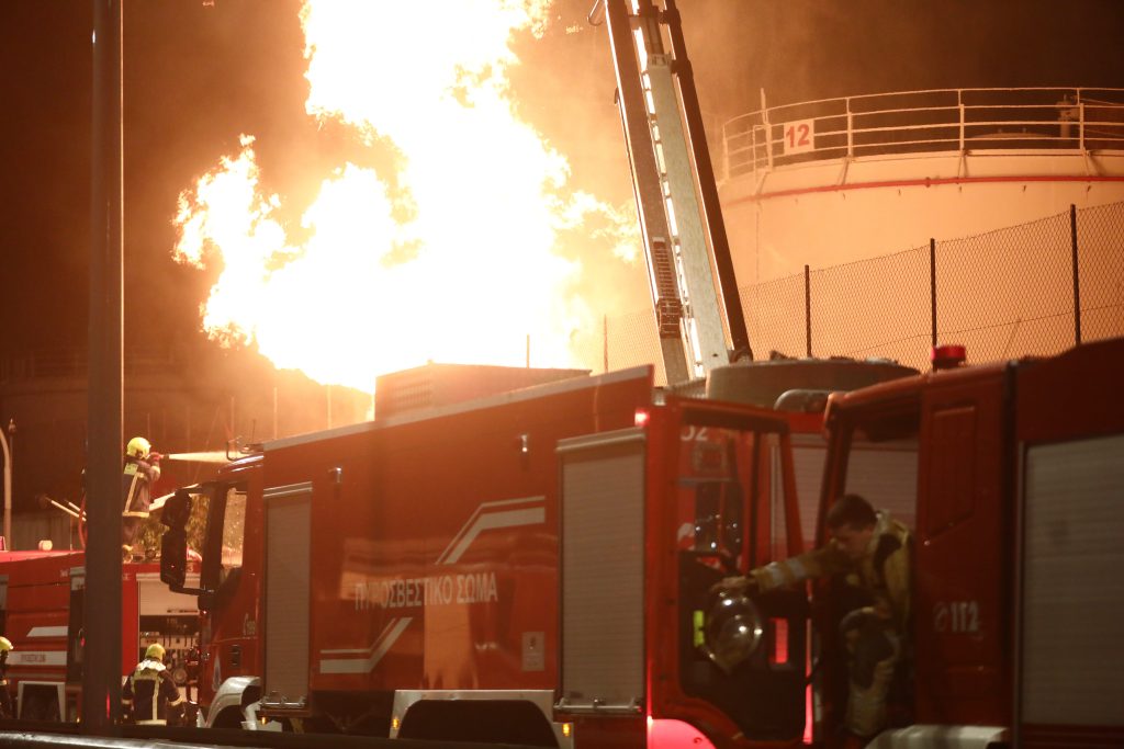 Πέραμα: Yπό έλεγχο η μεγάλη πυρκαγιά  – «Φλόγες 20 μέτρων και 400 στρέμματα εύφλεκτων εγκαταστάσεων»