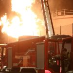 Πέραμα: Yπό έλεγχο η μεγάλη πυρκαγιά  – «Φλόγες 20 μέτρων και 400 στρέμματα εύφλεκτων εγκαταστάσεων»