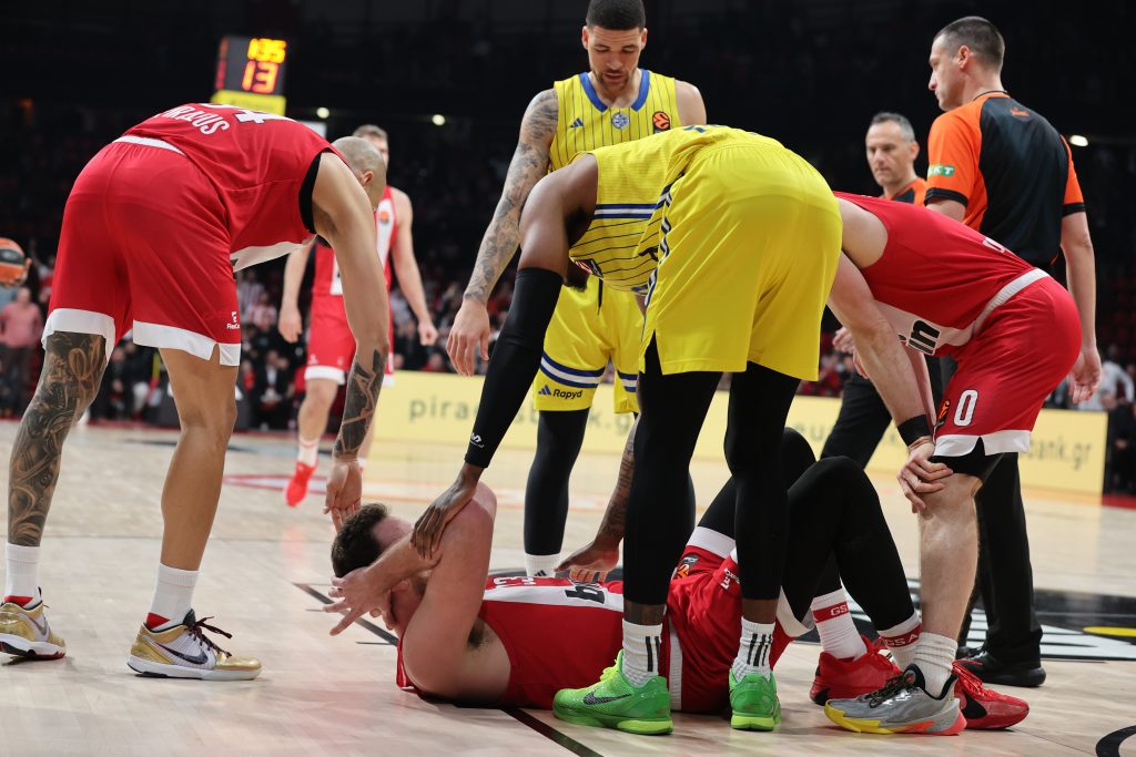 Ολυμπιακός: Αμφίβολος για το παιχνίδι με την Εφές ο Μιλουτίνοφ, υπέστη διάσειση