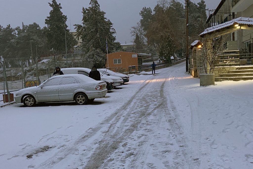 Live η πορεία της κακοκαιρίας: 112, κλειστά σχολεία και χιόνια – Κόκκινος συναγερμός για 5 Περιφέρειες