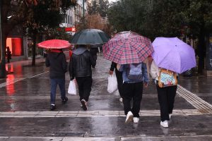 Η Ελλάδα στο έλεος της κακοκαιρίας: Φούσκωσαν Ιλισός και Κηφισός – Καθίζηση στο ρέμα της Πικροδάφνης