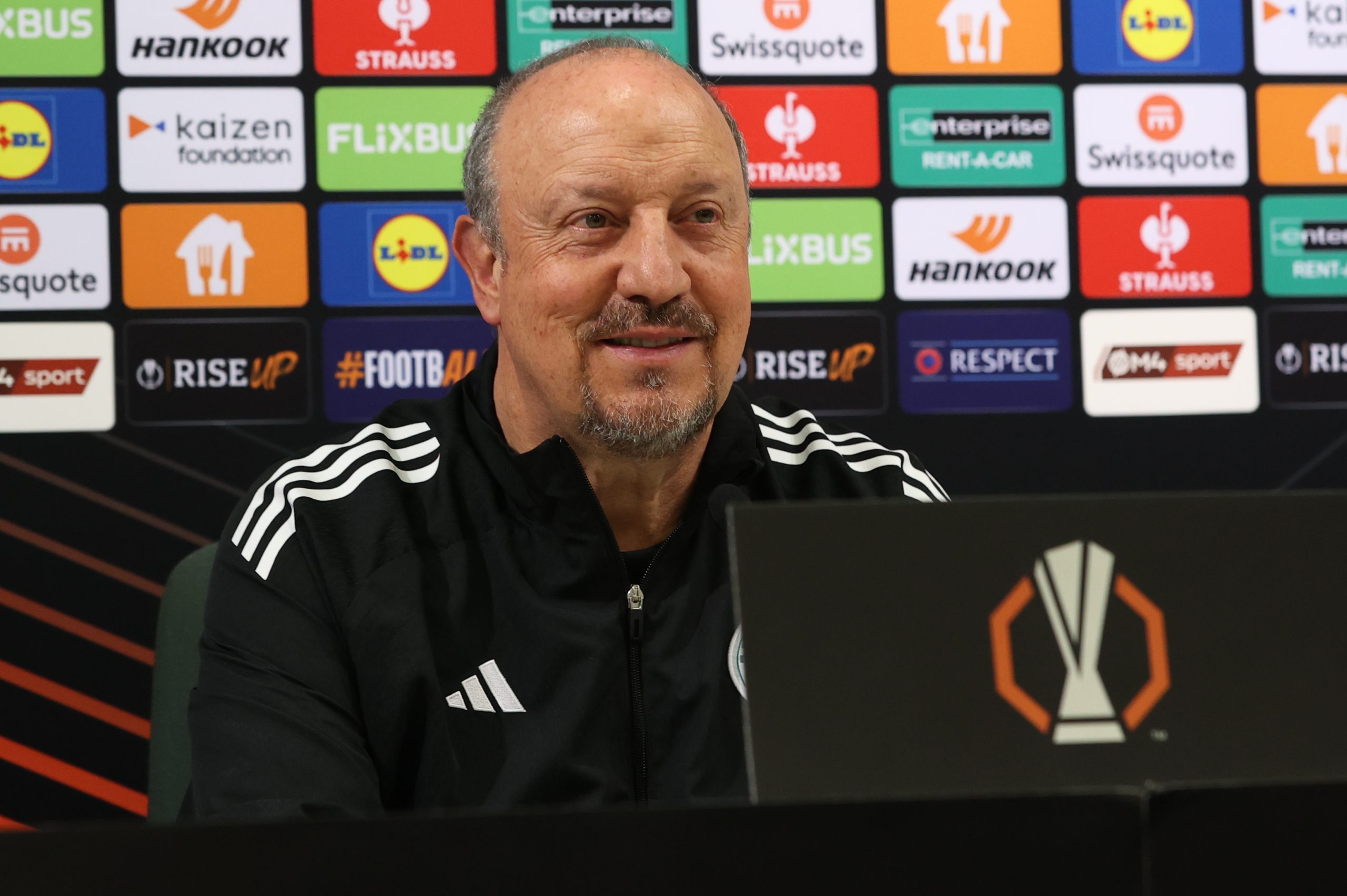 &Mu;&pi;&epsilon;&nu;ί&tau;&epsilon;&theta;: &laquo;&Omicron; &Pi;&alpha;&nu;&alpha;&theta;&eta;&nu;&alpha;ϊ&kappa;ό&sigmaf; &pi;&epsilon;&rho;&nu;ά&epsilon;&iota; &mu;&iota;&alpha; &delta;ύ&sigma;&kappa;&omicron;&lambda;&eta; &pi;&epsilon;&rho;ί&omicron;&delta;&omicron;&raquo;