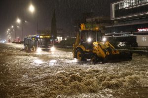 «Σαρώνει» την Αττική η κακοκαιρία – Εικόνες και βίντεο από περιοχές με έντονα πλημμυρικά φαινόμενα