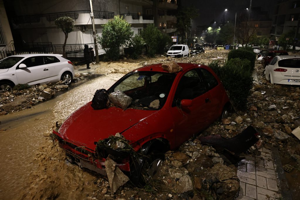 Παραλίγο δεύτερη τραγωδία στη Γλυφάδα: Έσωσαν την τελευταία στιγμή γυναίκα από τα ορμητικά νερά (video)