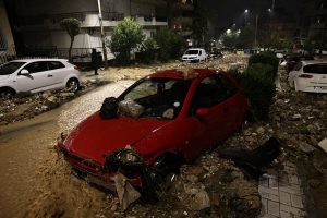 Παραλίγο δεύτερη τραγωδία στη Γλυφάδα: Έσωσαν την τελευταία στιγμή γυναίκα από τα ορμητικά νερά (video)