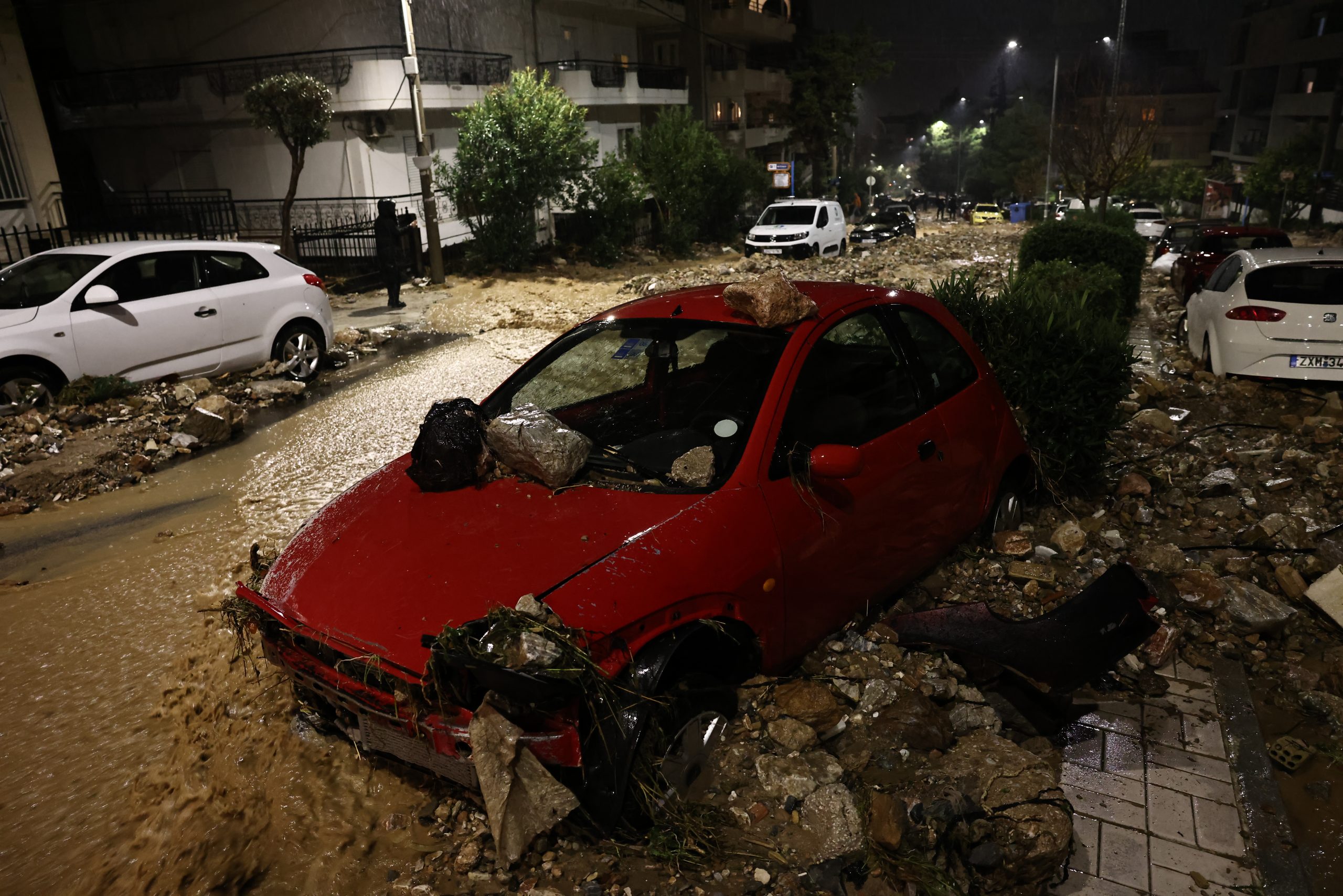 &Pi;&alpha;&rho;&alpha;&lambda;ί&gamma;&omicron; &delta;&epsilon;ύ&tau;&epsilon;&rho;&eta; &tau;&rho;&alpha;&gamma;&omega;&delta;ί&alpha; &sigma;&tau;&eta; &Gamma;&lambda;&upsilon;&phi;ά&delta;&alpha;: Έ&sigma;&omega;&sigma;&alpha;&nu; &tau;&eta;&nu; &tau;&epsilon;&lambda;&epsilon;&upsilon;&tau;&alpha;ί&alpha; &sigma;&tau;&iota;&gamma;&mu;ή &gamma;&upsilon;&nu;&alpha;ί&kappa;&alpha; &alpha;&pi;ό &tau;&alpha; &omicron;&rho;&mu;&eta;&tau;&iota;&kappa;ά &nu;&epsilon;&rho;ά (video)