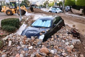 Γιατί η λαίλαπα της κακοκαιρίας έπνιξε Βάρη και Γλυφάδα: Τα αίτια και οι αμαρτίες του παρελθόντος