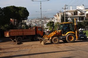 Άνω Γλυφάδα: Οι κάτοικοι μετρούν πληγές δύο ημέρες μετά τον κατακλυσμό – Πέτρες, λάσπη και καθαρισμός (video)