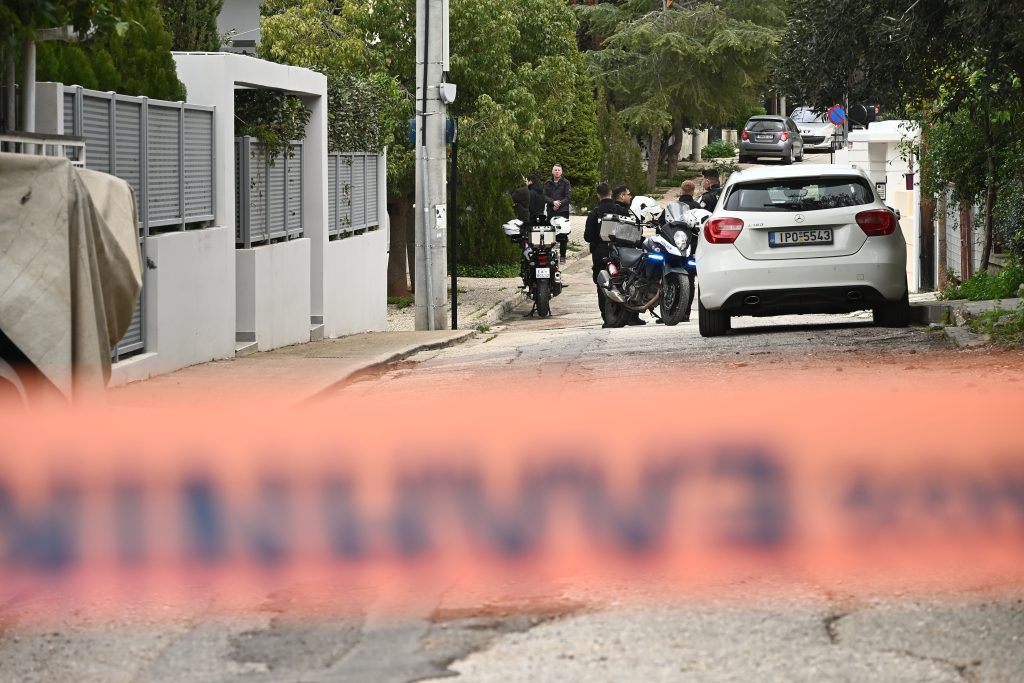 Μαχαίρωνε τον πατέρα του και εκείνος του φώναζε “παιδί μου πέθανα, φτάνει” – Οι εκκλησιαστικοί ύμνοι που σκέπαζαν τις κραυγές