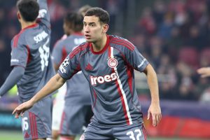 Eσε: κυματοθραύστης